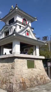 「球磨焼酎蔵めぐり」と「日本遺産人吉・球磨満喫」ツアー　人吉駅前のからくり時計作動風景