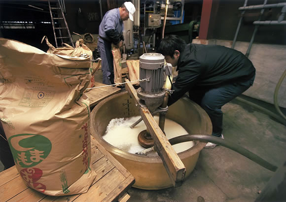 六調子酒造の原料処理「洗米移送」