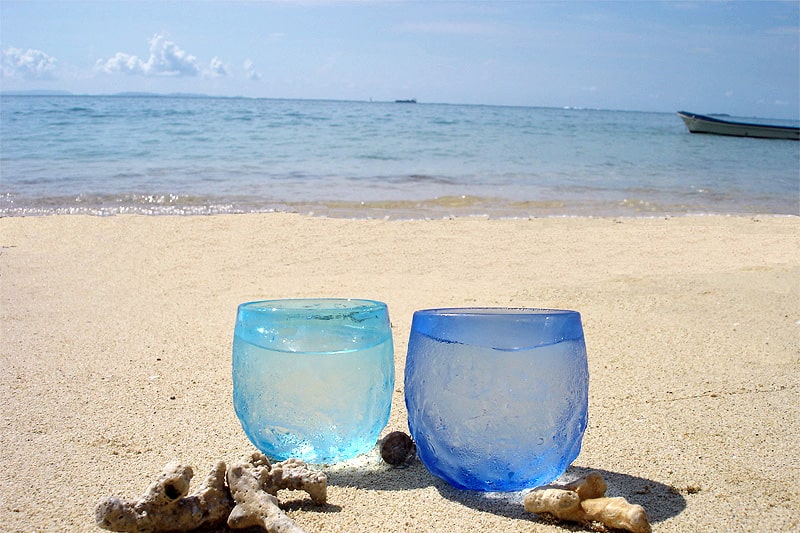 忠孝酒造 地域の風景 砂浜とグラス