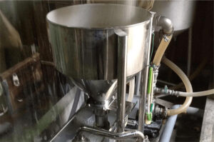 富士高砂酒造 洗米の様子