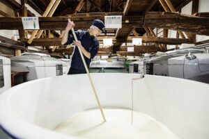 日の丸醸造 櫂入れ