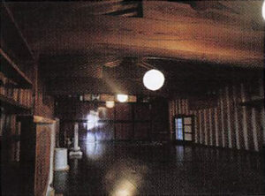 日の丸醸造 文庫蔵 二階欅（けやき）の小屋梁